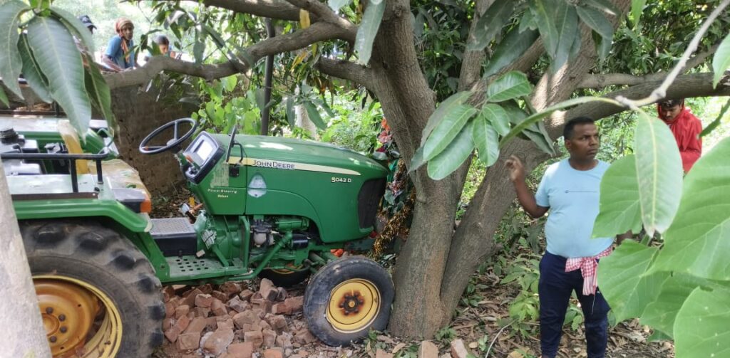 Giridih News: सीमेंट लदे ट्रैक्टर ने पीडीएस का अनाज लेकर जा रहीं तीन महिलाओं को रौंदा